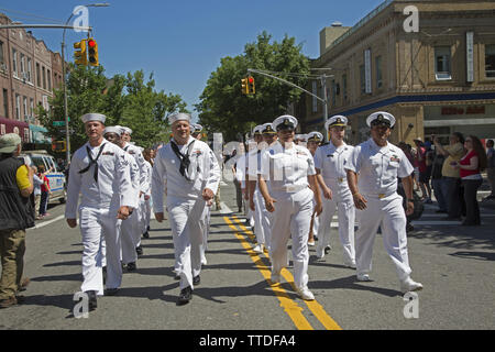 Memorial Day Parade entlang der 3. und 4. der Alleen im Bay Ridge Abschnitt von Brooklyn. Es ist eine der ältesten jährlichen Paraden in den Vereinigten Staaten. 2019 Ma Stockfoto