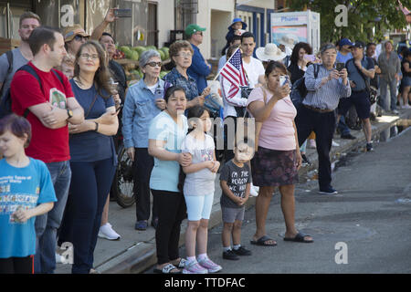 Memorial Day Parade entlang der 3. und 4. der Alleen im Bay Ridge Abschnitt von Brooklyn. Es ist eine der ältesten jährlichen Paraden in den Vereinigten Staaten. 2019 Ma Stockfoto