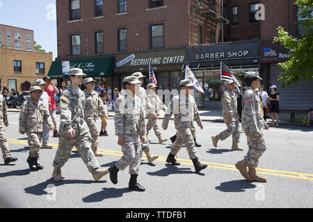 Memorial Day Parade entlang der 3. und 4. der Alleen im Bay Ridge Abschnitt von Brooklyn. Es ist eine der ältesten jährlichen Paraden in den Vereinigten Staaten. 2019 Ma Stockfoto