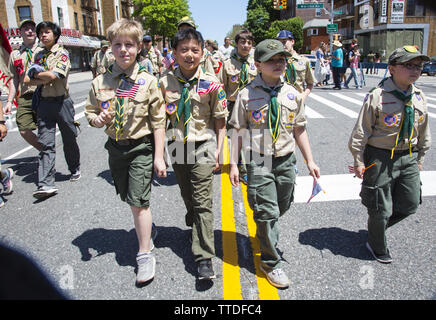 Memorial Day Parade entlang der 3. und 4. der Alleen im Bay Ridge Abschnitt von Brooklyn. Es ist eine der ältesten jährlichen Paraden in den Vereinigten Staaten. 2019 Ma Stockfoto