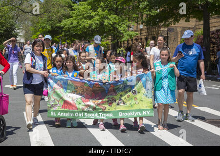 Memorial Day Parade entlang der 3. und 4. der Alleen im Bay Ridge Abschnitt von Brooklyn. Es ist eine der ältesten jährlichen Paraden in den Vereinigten Staaten. 2019 Ma Stockfoto