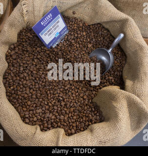 Barrel bio Kaffeebohnen zum Verkauf für einen großen Lebensmittelmarkt in New York City. Stockfoto