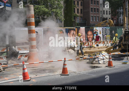 Dampf aus steigenden unter der Straße als Infrastruktur Arbeit geht auf 60th Street in der Nähe der Lexington Avenue auf der East Side von Manhattan. Stockfoto