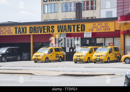Das gelbe cqb-Geschäft kämpft in NYC mit dem Ansturm von Leuten wie Uber & Lift ums Überleben. Taxistall an der 4th Avenue in Brooklyn, New York. Stockfoto