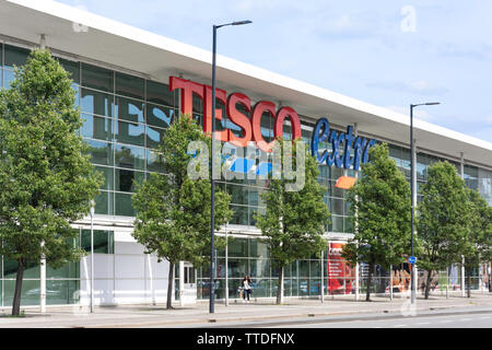 Tesco Extra Supermarkt, Wellington Street, Slough, Berkshire, England, Vereinigtes Königreich Stockfoto