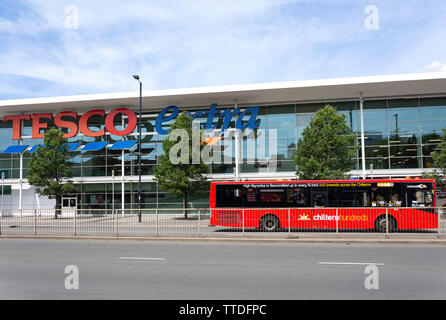 Tesco Extra Supermarkt, Wellington Street, Slough, Berkshire, England, Vereinigtes Königreich Stockfoto