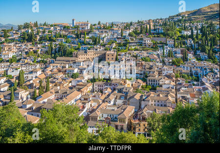 Das malerische Viertel Albaicin in Granada, die Alhambra Palace gesehen. Andalusien, Spanien. Stockfoto