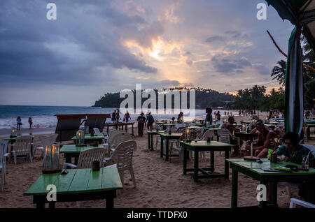 Sonnenuntergang am Strand in Mirissa Stockfoto