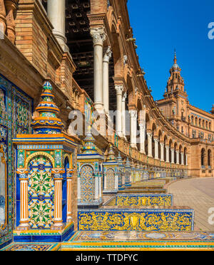Fliesen und Dekorationen in der schönen Plaza de Espana in Sevilla. Andalusien, Spanien. Stockfoto