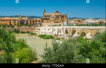 Panoramischer Anblick in Cordoba, mit der Römischen Brücke und Mezquita auf dem Guadalquivir Fluss. Andalusien, Spanien. Stockfoto