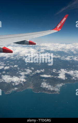 Blick von einer Kabine aus Fenster einer Boeing 737 über den Wolken Stockfoto