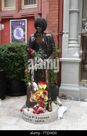 Phil Lynott Statue ein paar Tage nach dem Tod seiner Mutter Philomena Stockfoto