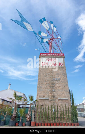 VIVERS, MALLORCA, SPANIEN - 10 April, 2019: Mühle zeigen den Weg an einem sonnigen Tag am 10. April 2019 in Vivers kann Juanito Gärtnerei, Mallorca, Wellness Stockfoto