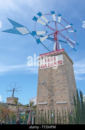 VIVERS, MALLORCA, SPANIEN - 10 April, 2019: Mühle zeigen den Weg an einem sonnigen Tag am 10. April 2019 in Vivers kann Juanito Gärtnerei, Mallorca, Wellness Stockfoto