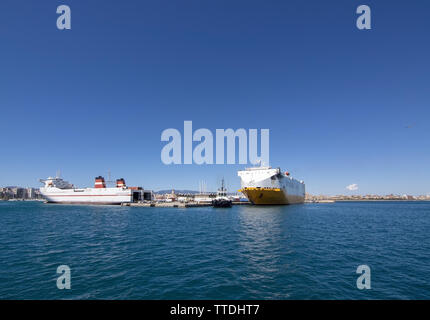 PALMA, MALLORCA, SPANIEN - 20. MAI 2019: Frachtschiffe Grande Europa von Grimaldi Lines und Super schnelle Levante aus Teneriffa in Palma Hafen auf einem sonnigen d Stockfoto