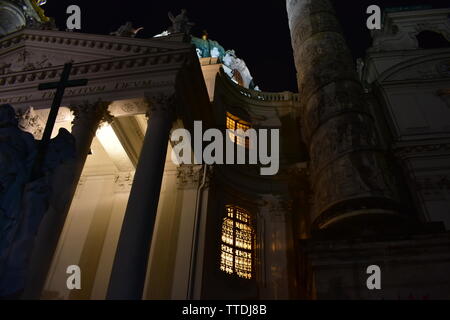 Nacht Nahaufnahme der Eingang der Karlskirche Karlskirche in Wien, Österreich Stockfoto