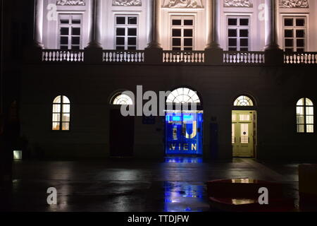 Blick auf den Eingang des Techinical Universität Wien an regnerischen Nacht Stockfoto