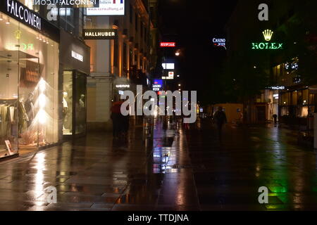 Foto von Kärntner Straße in der Innenstadt von Wien während einer dunklen regnerischen Nacht entfernt Stockfoto