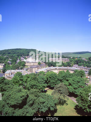 Luftaufnahme der Stadt übersicht Devonshire Kuppel und Buxton Crescent, Buxton, Derbyshire, England, Vereinigtes Königreich Stockfoto