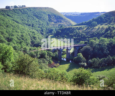 Blick auf monsal Dale von monsal Kopf, Derbyshire Peak District, Derbyshire, England, Vereinigtes Königreich Stockfoto