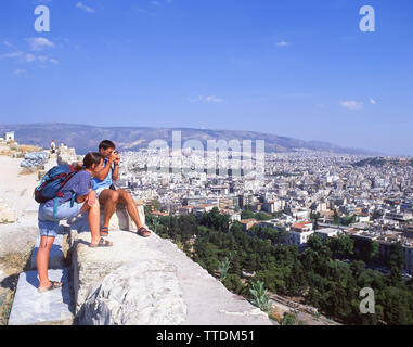 Junges Paar über die Stadt von den Wänden der Akropolis von Athen, Athen (Athina), Athen, Griechenland Suche Stockfoto