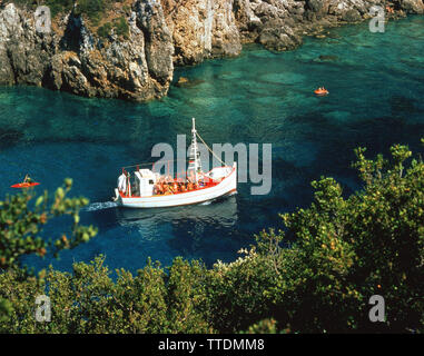 Griechische ausflug Fischerboot, Paleokastritsa, Korfu, Korfu, Ionische Inseln, Griechenland Stockfoto