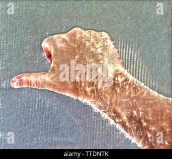 Aura Kirlian Fotografie eines glühenden menschlichen männlichen Hand zeigt verschiedene Symbole und Handzeichen Stockfoto