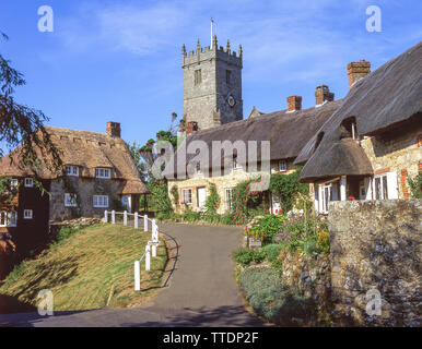 Strohgedeckten Hütten und All Saints Church, Godshill, Isle Of Wight, England, Vereinigtes Königreich Stockfoto