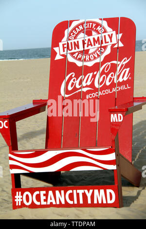 Riesen Coca Cola Werbung Stuhl am Strand von Ocean City, MD, USA Stockfoto