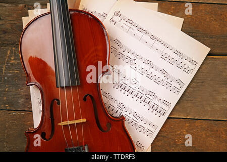 Violine und Musik Papiere auf Holz- Hintergrund Stockfoto