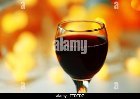 Ein Glas Rotwein auf dem verschwommenen Hintergrund Stockfoto