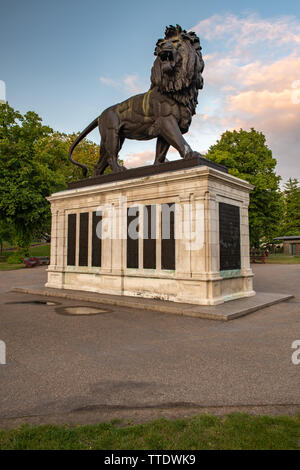 Maiwand-löwe. Forbury-gärten Reading Berkshire GROSSBRITANNIEN. Stockfoto