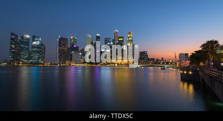 Die Skyline dieser Nacht in Singapur wurde von der Marina Bay übernommen Stockfoto