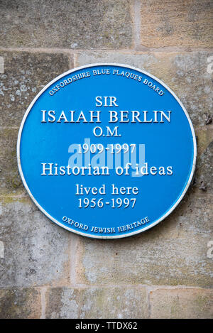 Blaue Plakette außerhalb der ehemaligen Heimat der Philosoph Sir Isaiah Berlin, Headington, Oxford Stockfoto