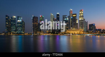 Die Skyline dieser Nacht in Singapur wurde von der Marina Bay übernommen Stockfoto