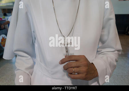 Nonne mit Kruzifix mit ihrer Hand. Stockfoto