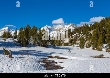 Die schneebedeckten Gipfel im Frühjahr an kleinen Seen Tal der östlichen Sierra Nevada Bergen in Kalifornien, USA Stockfoto