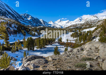 Die schneebedeckten Gipfel im Frühjahr an kleinen Seen Tal der östlichen Sierra Nevada Bergen in Kalifornien, USA Stockfoto