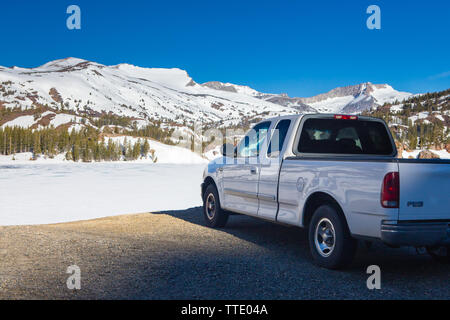 Weißen Ford F150 in die schneebedeckten Berge der Sierra Nevada in Kalifornien; USA Stockfoto