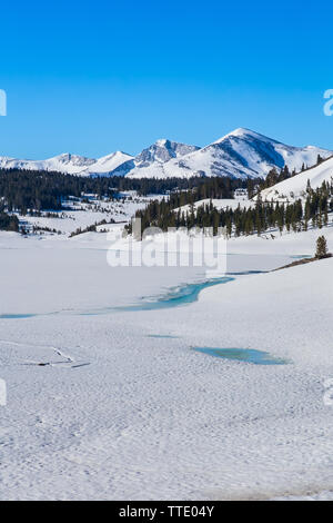 Die gefrorenen Tioga Lake auf der Autobahn 120 (der Tioga Pass) in der östlichen Sierra Nevada Kalifornien USA. Juni 2019. Stockfoto