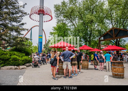 Menschen in Canada's Wonderland Vergnügungspark. Vaughan, Ontario, Kanada Stockfoto