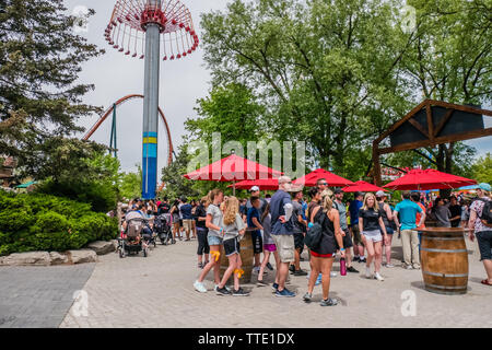 Menschen in Canada's Wonderland Vergnügungspark. Vaughan, Ontario, Kanada Stockfoto