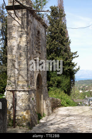 Gewölbte Eingang zur Kirche in Kavalori, Korfu, Griechenland Stockfoto