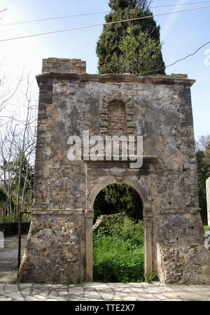 Gewölbte Eingang zur Kirche in Kavalori, Korfu, Griechenland Stockfoto