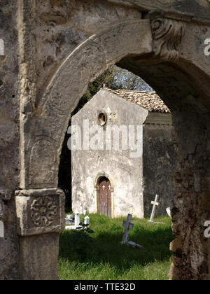 Gewölbte Eingang zur Kirche in Kavalori, Korfu, Griechenland Stockfoto