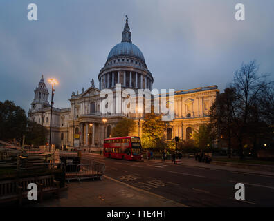 St Pauls Kathedrale in London. Abendlicht. Stockfoto