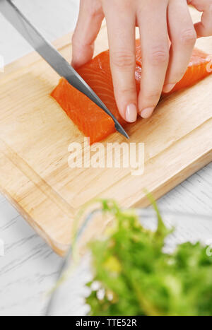 Frau Schneid geräucherter Lachs mit Salat, Küche Stockfoto