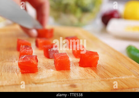 Frau Schneid geräucherter Lachs mit Salat, Küche Stockfoto