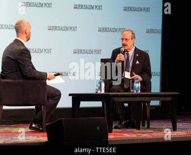 New York, NY - 16. Juni 2019: US-Kongressabgeordnete Eliot Engel im Gespräch mit Yaakov Katz während der Jerusalem Post Konferenz im Marriott Marquis Times Square Stockfoto