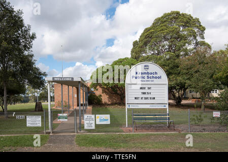 Der Haupteingang und Aushang für die Krambach (Pop 2016: 378) Öffentliche Grundschule, landeinwärts auf der Mitte der Nordküste von New South Wales, Australien Stockfoto